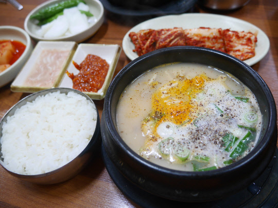 순대 없는 순댓국으로 유명한 남성사계시장의 '남성집'. 한국간편결제진흥원 제공
